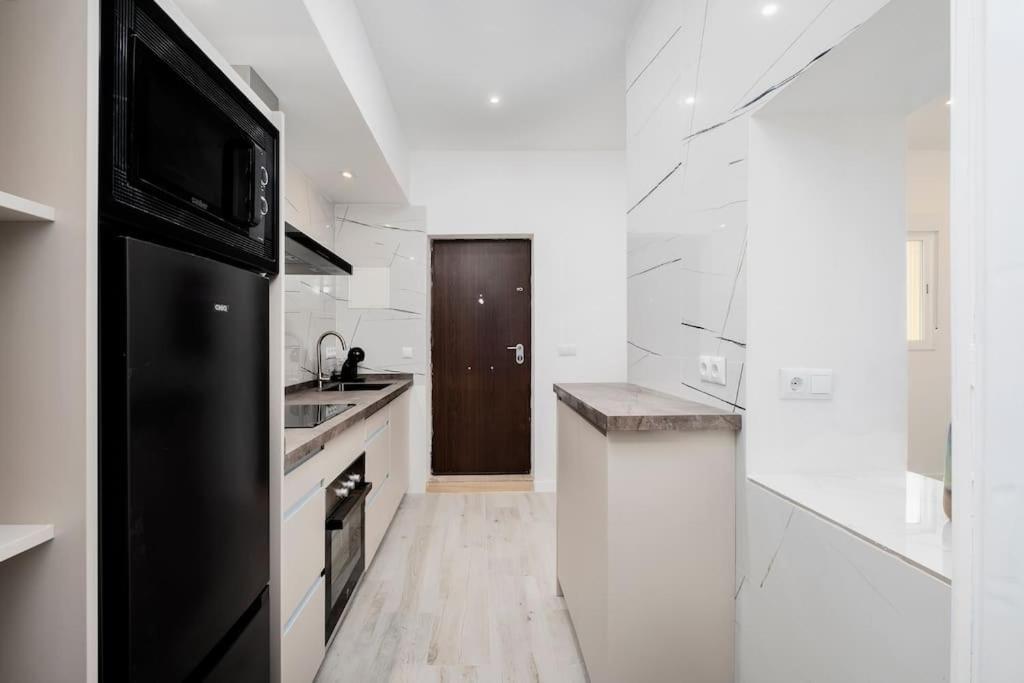 Newly Refurbished Modern 2-Bed Apartment In Heart Of Торремолинос Экстерьер фото