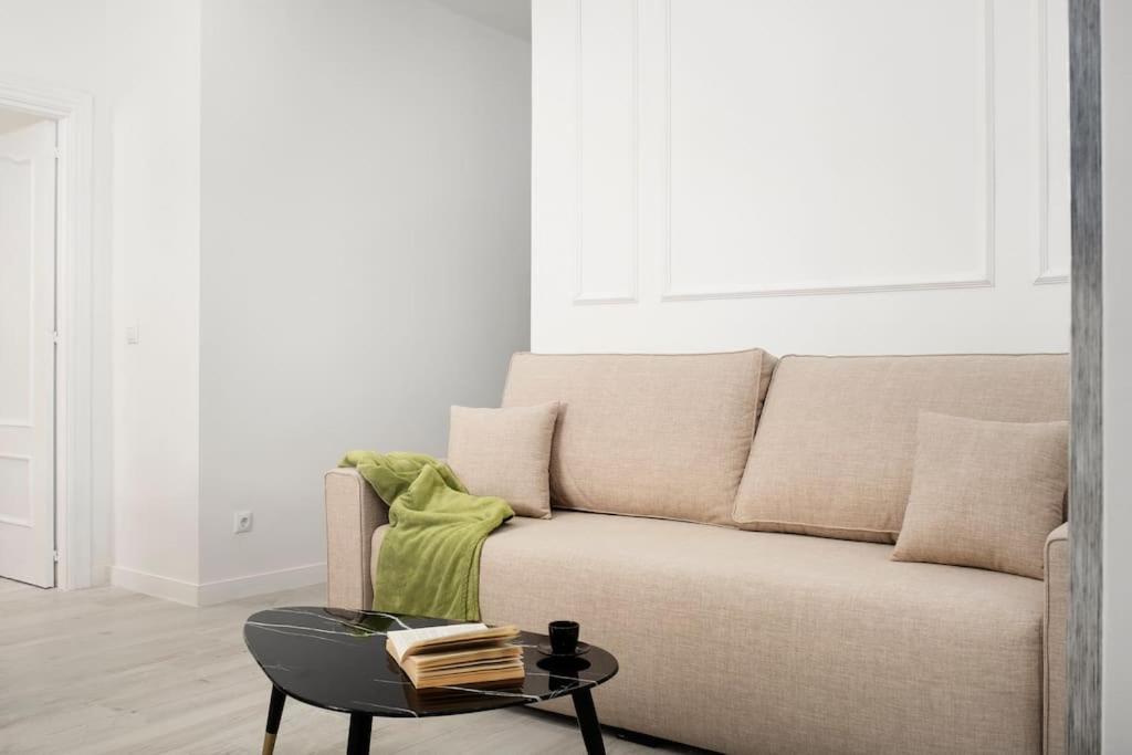 Newly Refurbished Modern 2-Bed Apartment In Heart Of Торремолинос Экстерьер фото
