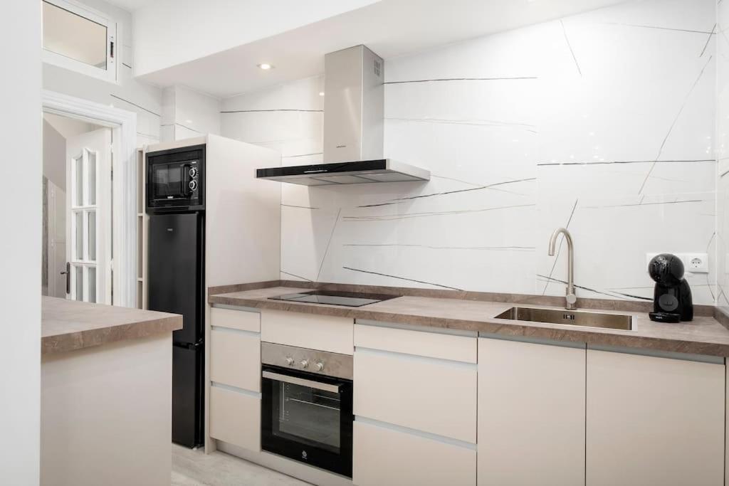 Newly Refurbished Modern 2-Bed Apartment In Heart Of Торремолинос Экстерьер фото