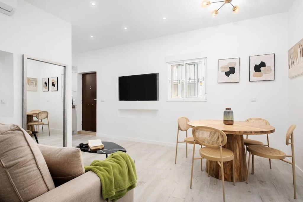 Newly Refurbished Modern 2-Bed Apartment In Heart Of Торремолинос Экстерьер фото