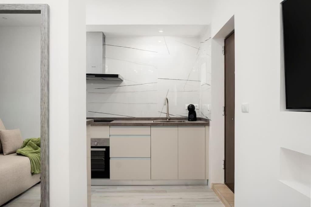 Newly Refurbished Modern 2-Bed Apartment In Heart Of Торремолинос Экстерьер фото